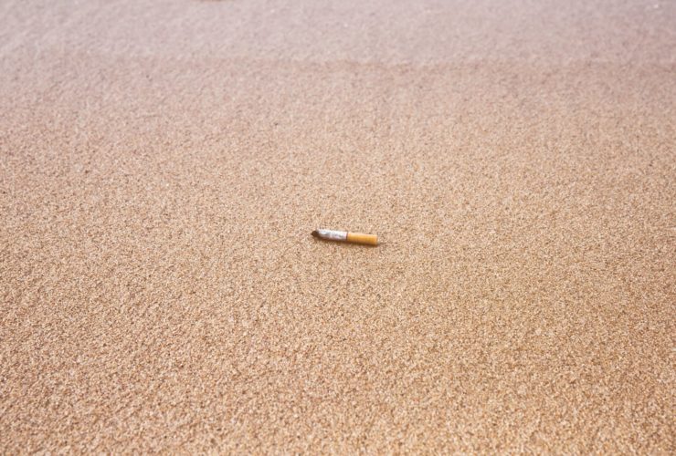 ขยะจากบุหรี่ cigarette stick on sand